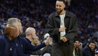 库里可能赛季报销？邓利维：存在这种可能性 但我们预计不会这样