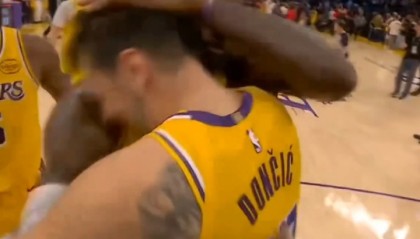 亿万28-❤️爱你！比赛结束后詹姆斯第一时间从后场狂奔回去和东契奇拥抱